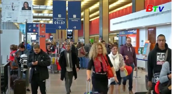 Sân bay Orly hoạt động trở lại sau vụ tấn công khủng bố