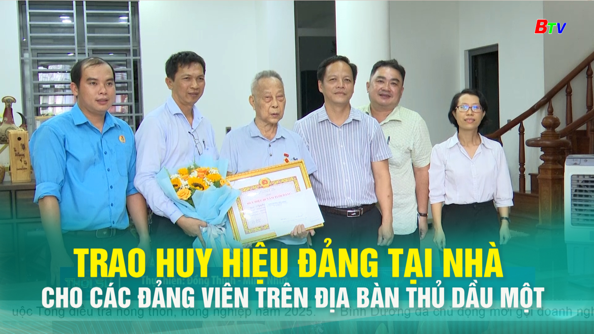 Trao huy hiệu Đảng tại nhà cho các đảng viên trên địa bàn Thủ Dầu Một