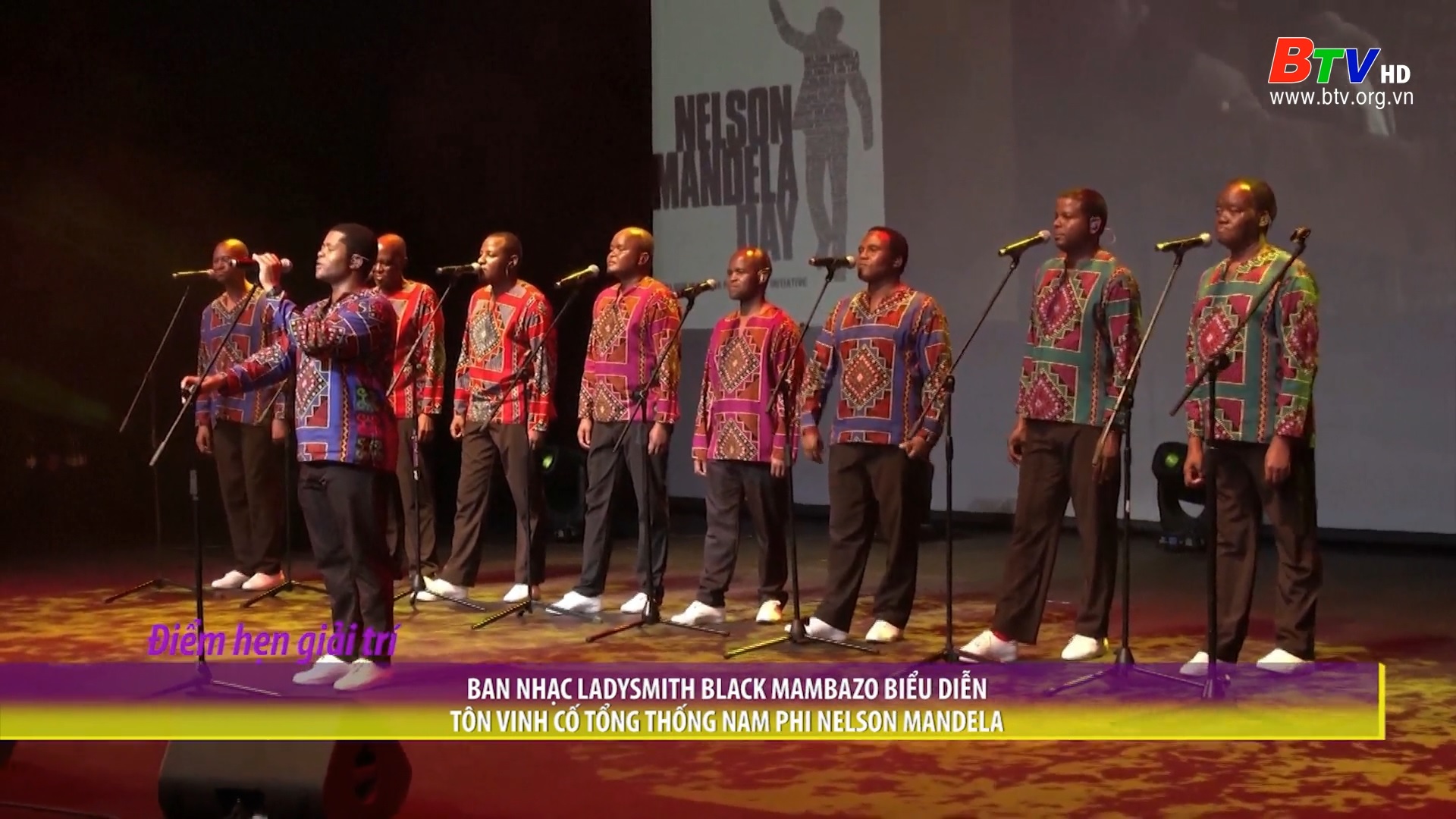 Ban nhạc Ladysmith Black Mambazo biểu diễn tôn vinh cố tổng thống Nam Phi Nelson Mandela