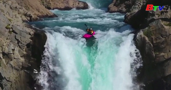 Chèo thuyền Kayak chinh phục ngọn thác cao  41m ở Chile