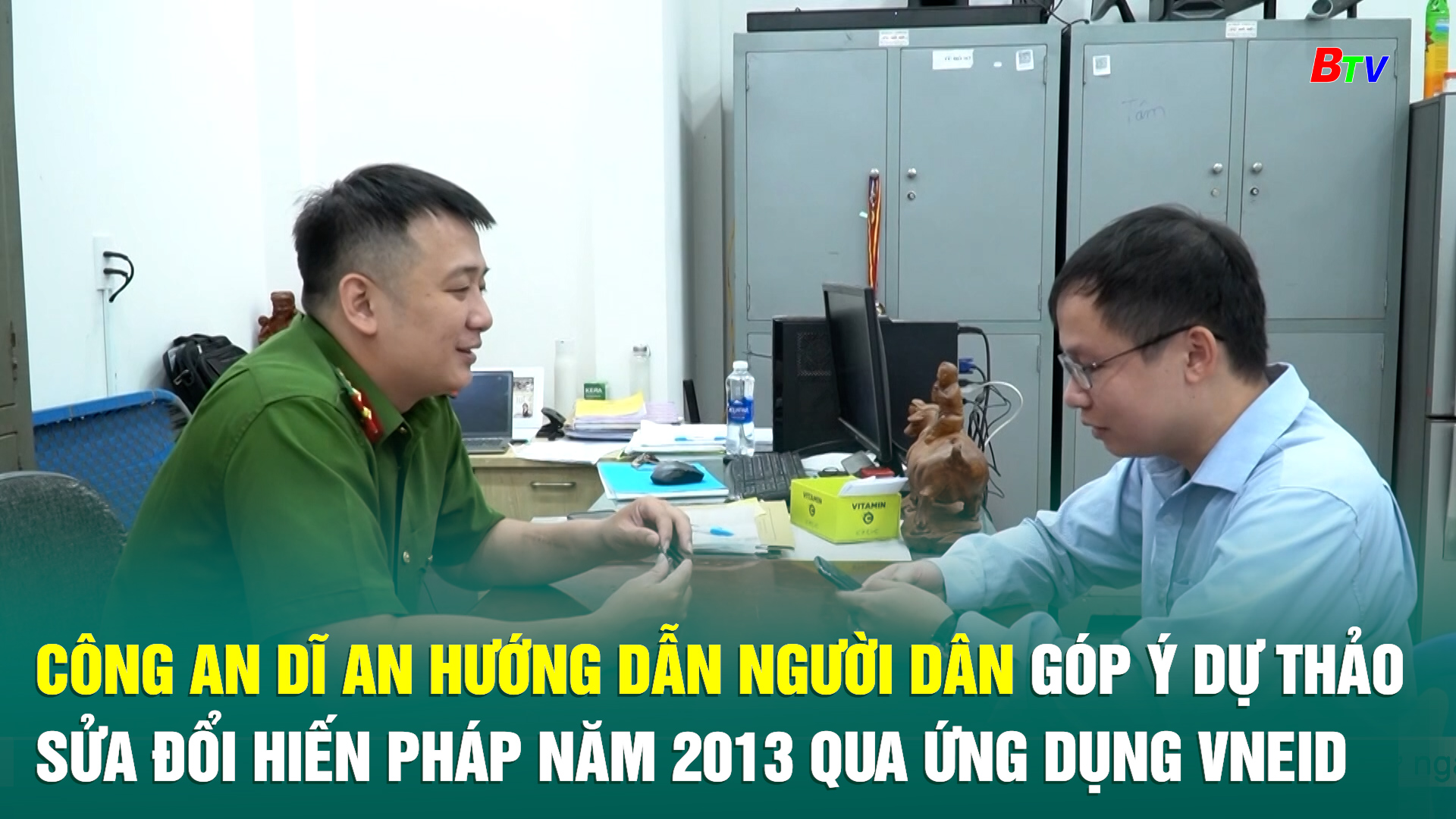 Công an Dĩ An hướng dẫn người dân góp ý dự thảo sửa đổi Hiến pháp năm 2013 qua ứng dụng VNEID