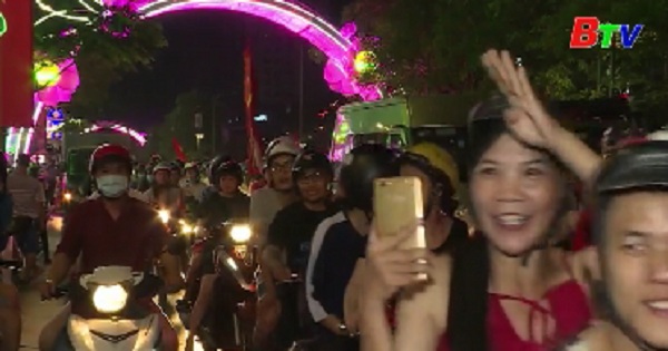 Cổ động viên ăn mừng Việt Nam vào tứ kết ASIAN CUP