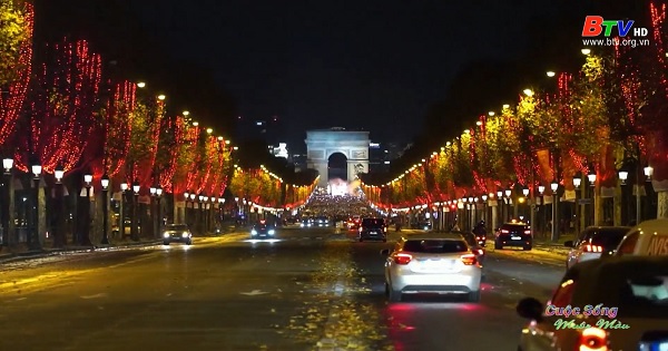 Paris thắp sáng đại lộ Champs Élysées khởi động mùa Giáng Sinh