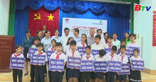 Trao học bổng cho học sinh nghèo