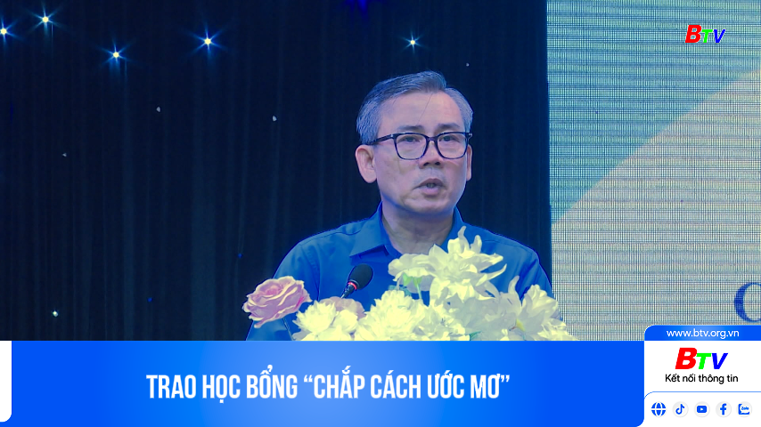 Trao học bổng “Chắp cách ước mơ”