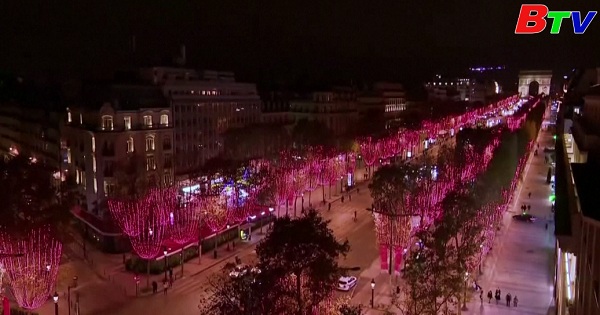 Pháp - Thắp sáng đèn giáng sinh trên đại lộ Champs - Elyses