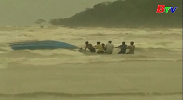 Lật thuyền ngoài khơi Malaysia 9 người chết
