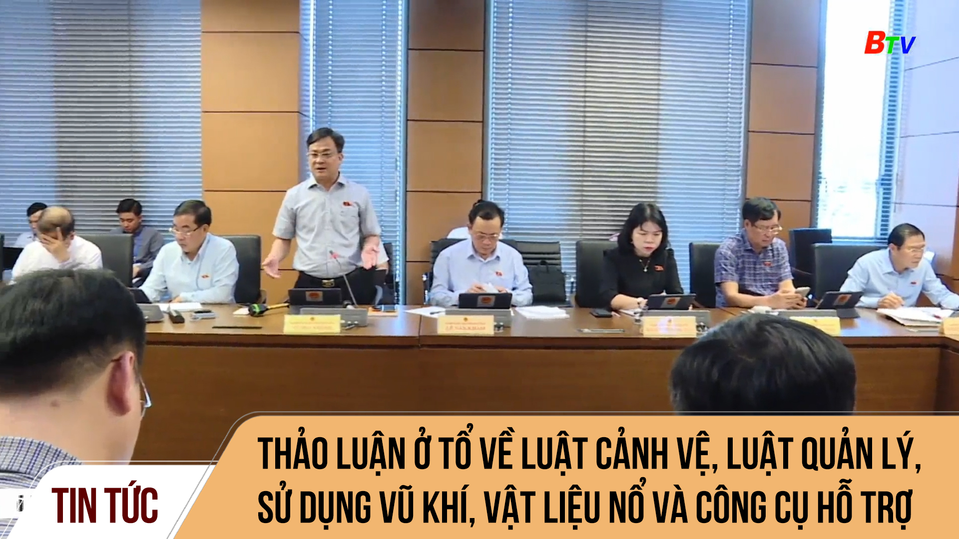 Thảo luận ở tổ về Luật Cảnh vệ, Luật quản lý, sử dụng vũ khí, vật liệu nổ và công cụ hỗ trợ