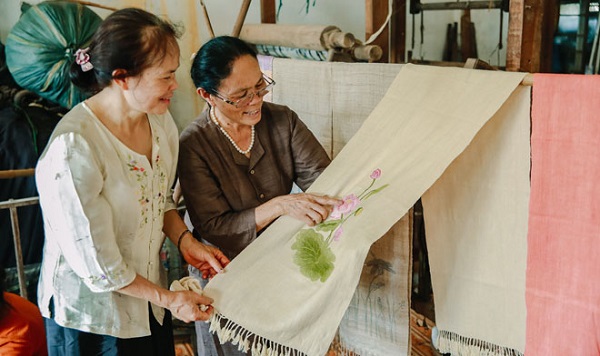Dệt lụa từ tơ sen, một sản phẩm độc đáo của người Việt
