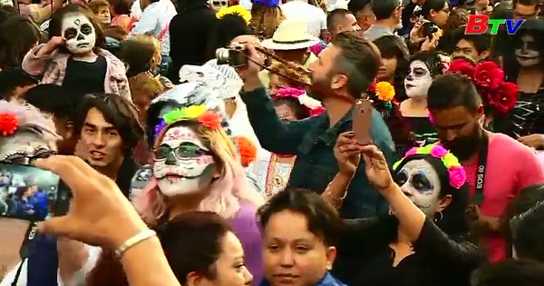 Người dân Mehico hóa trang thành các Catrina  diễu hành trước Lễ hội của Người chết 