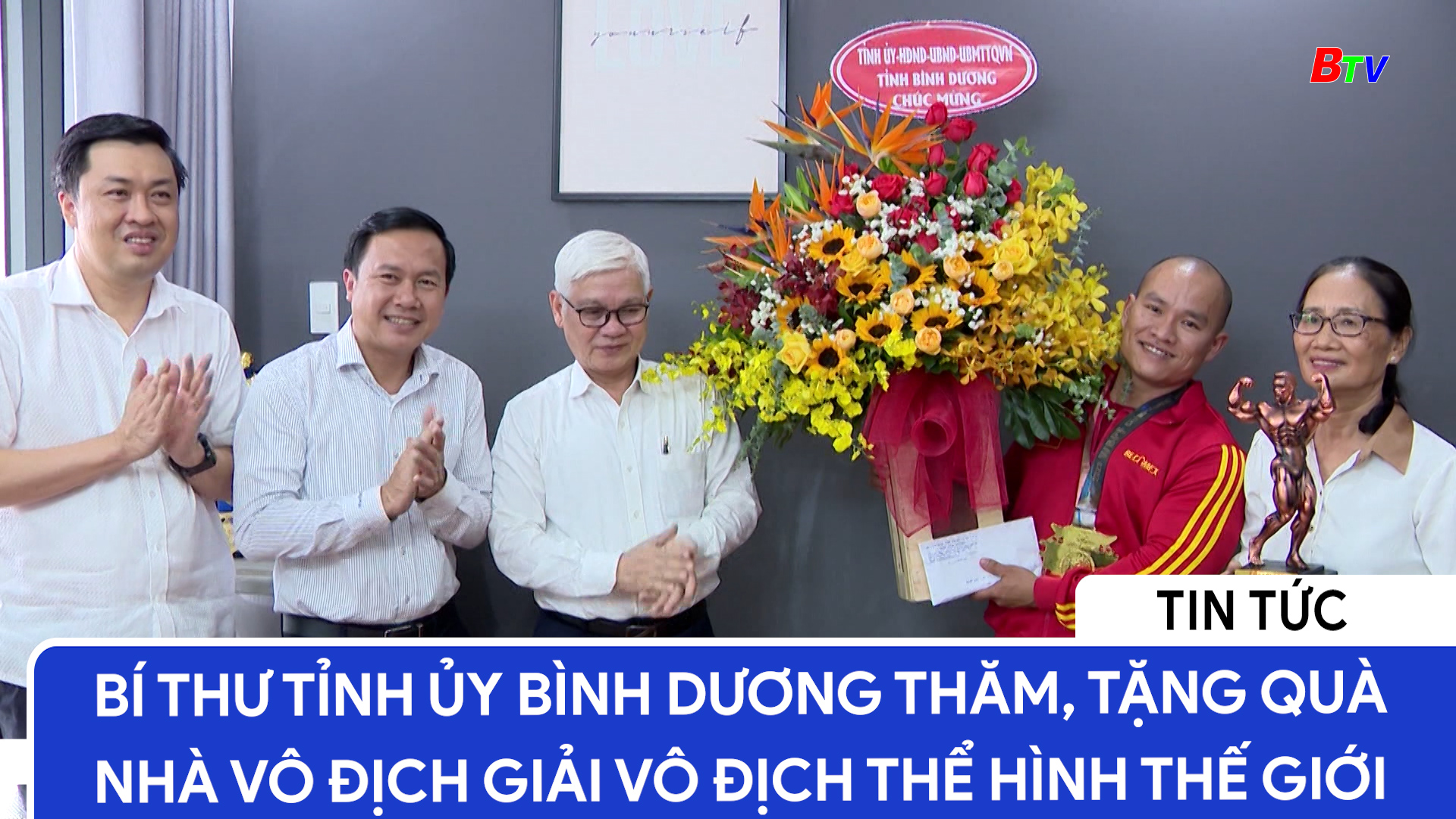 Bí thư Tỉnh ủy Bình Dương thăm, tặng quà nhà vô địch giải vô địch thể hình thế giới