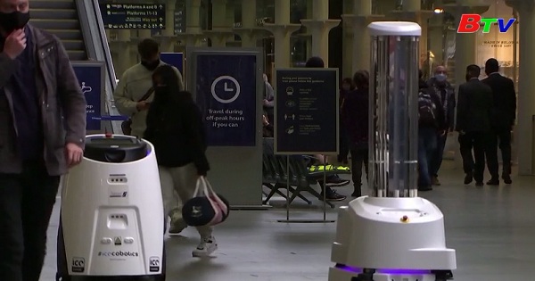 London - Robot diệt virus corona bằng tia cực tím
