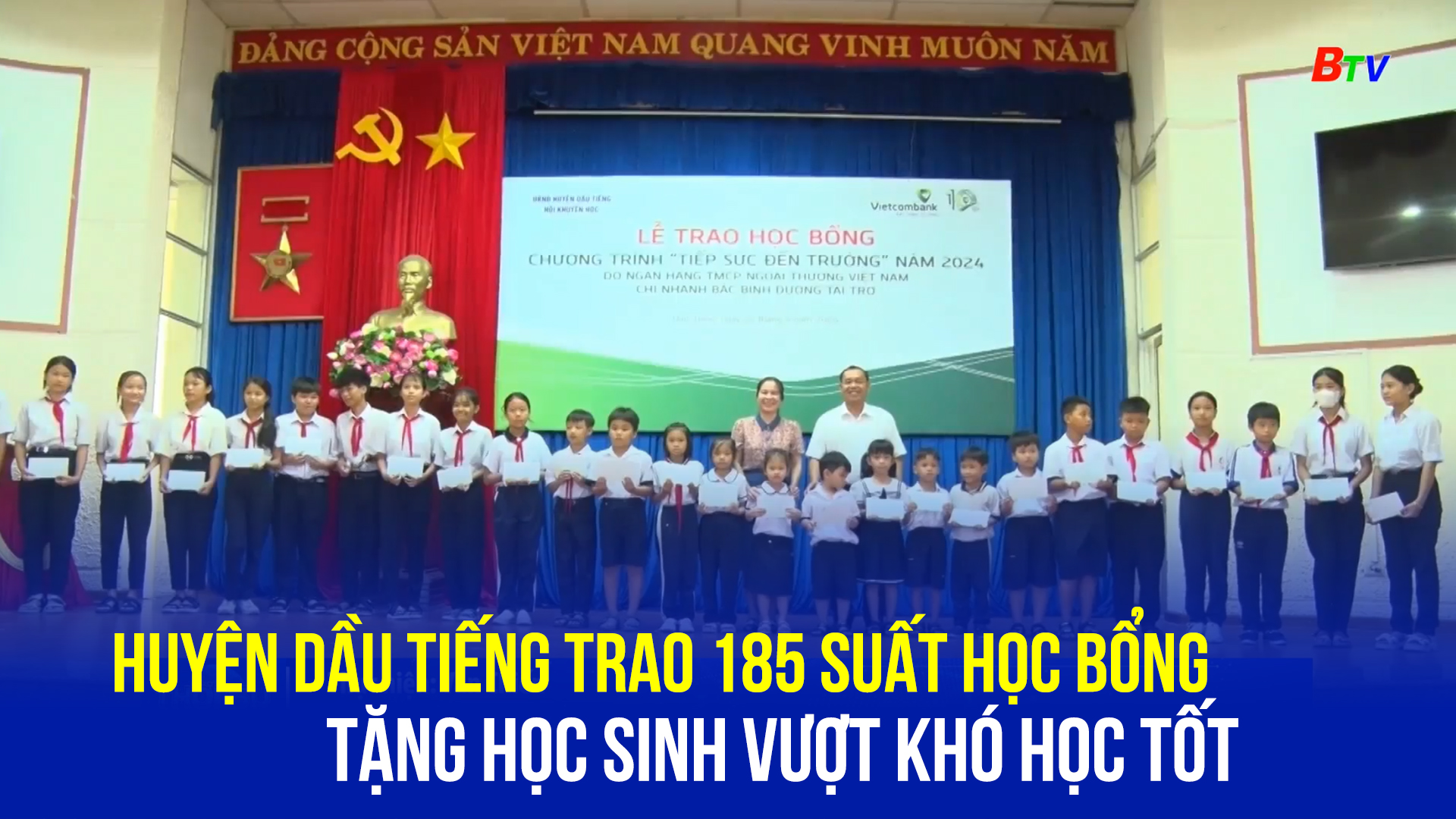 Huyện Dầu Tiếng trao 185 suất học bổng tặng học sinh vượt khó học tốt