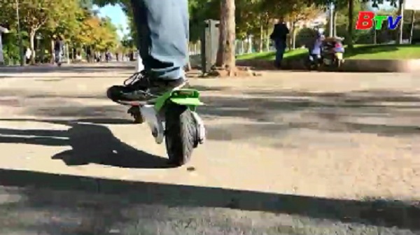 Tây Ban Nha cấm xe scooter điện đi trên vỉa hè