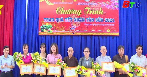 Hội Chữ thập đỏ thành phố Thuận An tặng quà cho hộ gia đình khó khăn