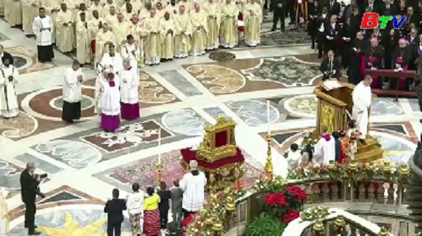 Giáo hoàng Francis chủ trì thánh lễ Giáng sinh truyền thống của Tòa thánh Vatican