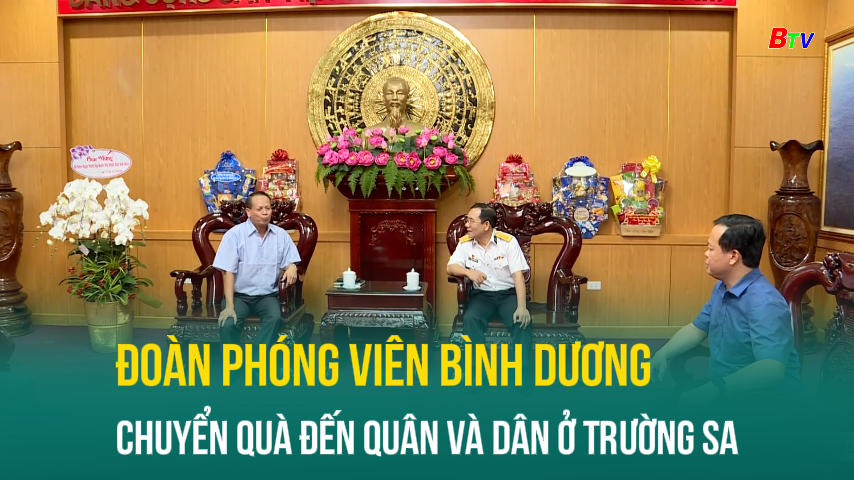 Đoàn phóng viên Bình Dương chuyển quà đến quân và dân ở Trường Sa