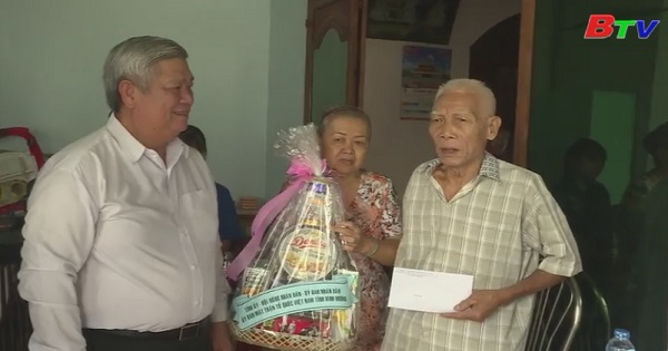 Lãnh đạo tỉnh Bình Dương thăm tặng quà gia đình chính sách thị xã Dĩ An