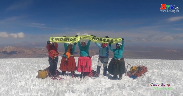 Nhóm phụ nữ Cholitas chinh phục đỉnh núi cao nhất Bolivia