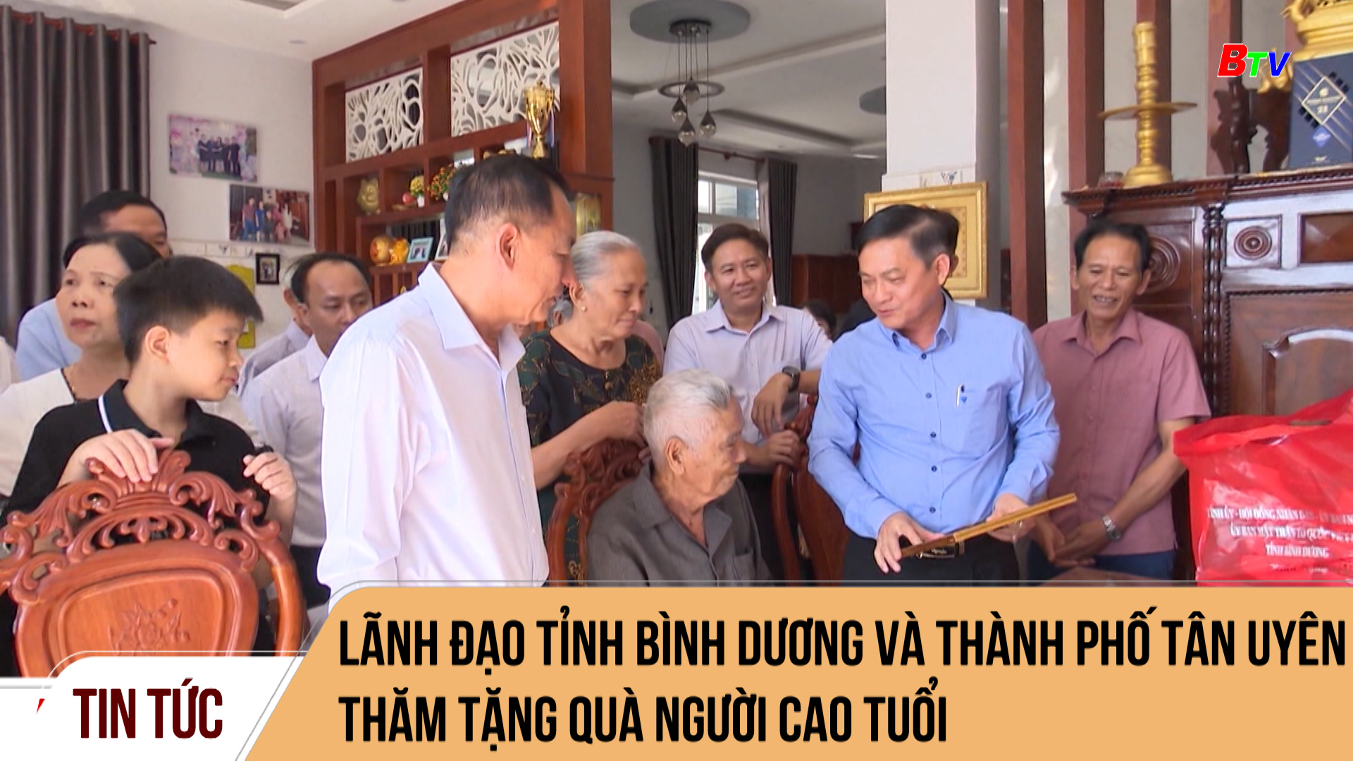 Lãnh đạo tỉnh Bình Dương và thành phố Tân Uyên thăm tặng quà người cao tuổi