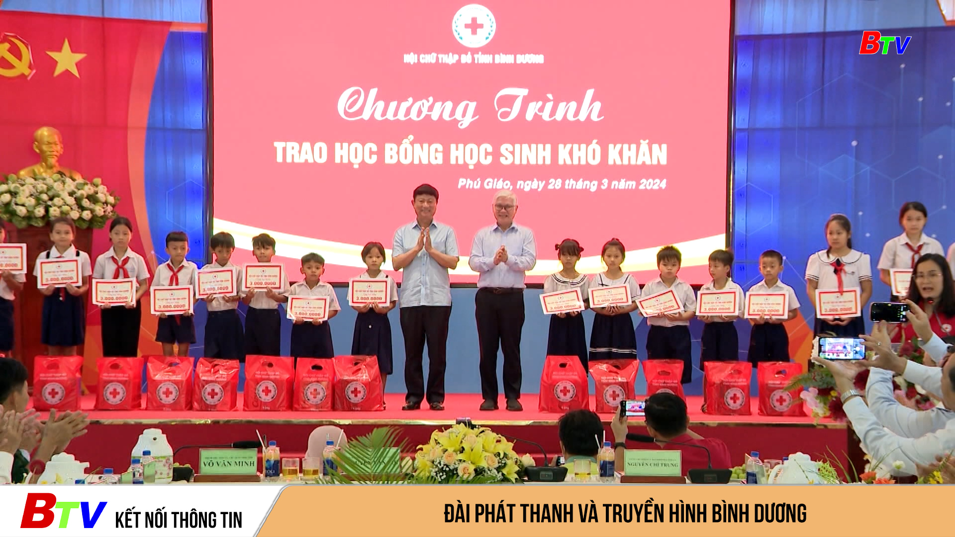Trao học bổng tặng học sinh khó khăn ở Phú Giáo