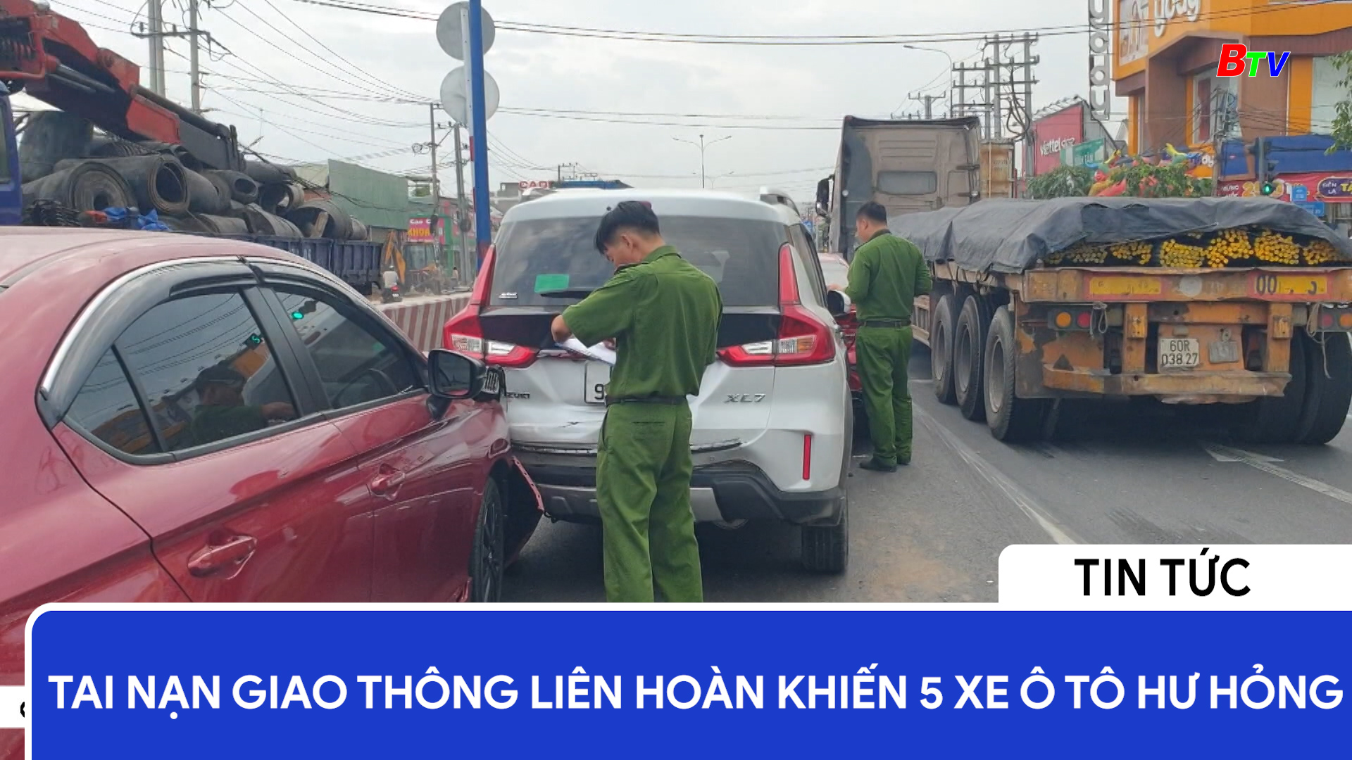 Tai nạn giao thông liên hoàn khiến 5 xe ô tô hư hỏng