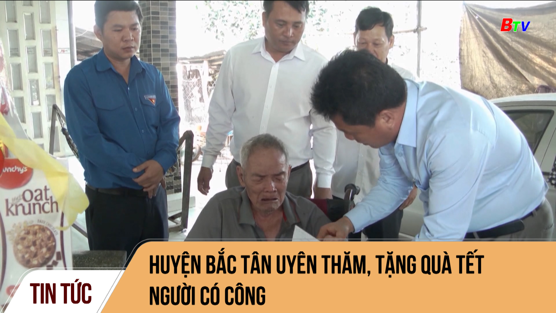 Huyện Bắc Tân Uyên thăm, tặng quà tết người có công