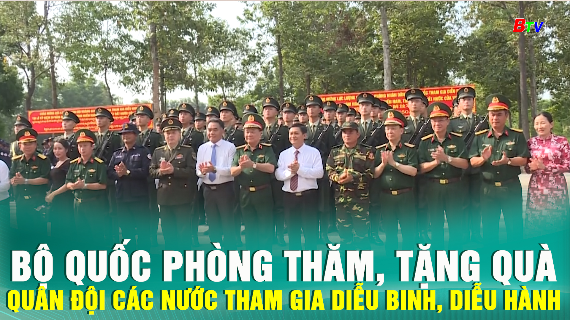 Bộ Quốc phòng thăm, tặng quà quân đội các nước tham gia diễu binh, diễu hành