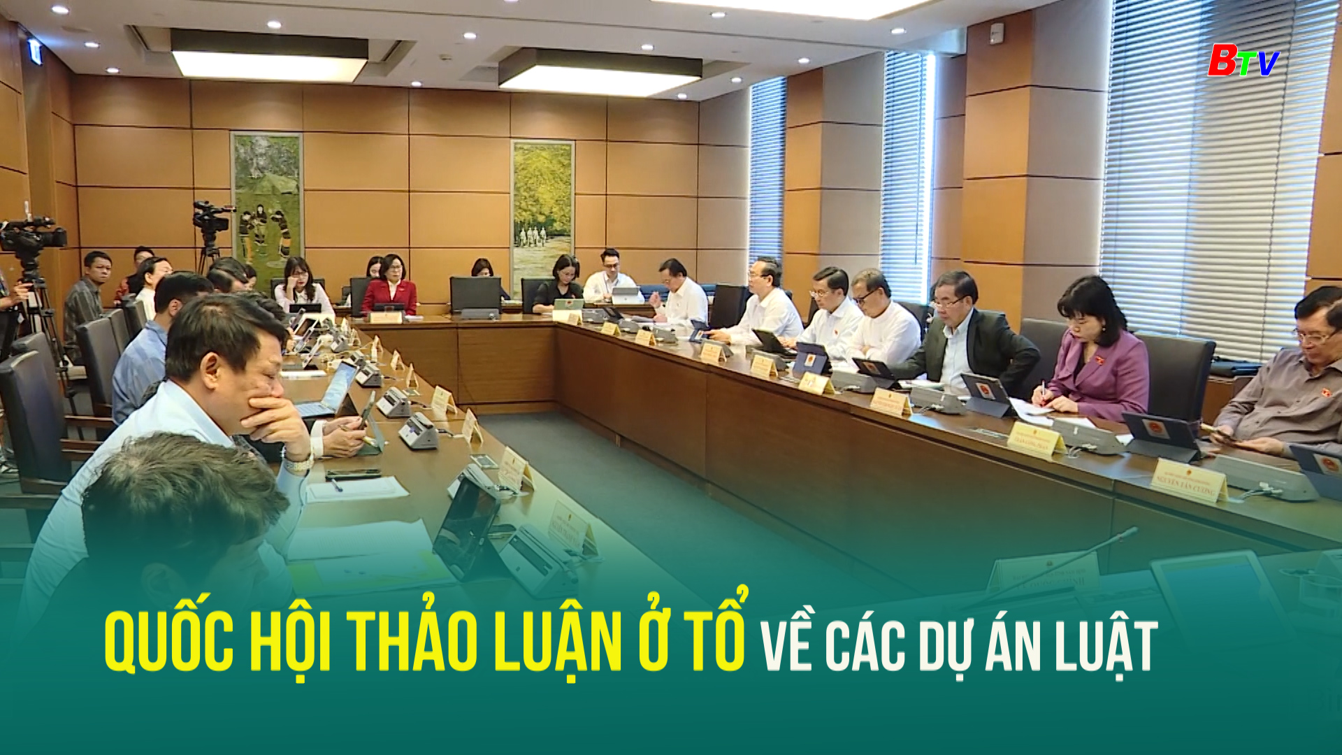 Quốc hội thảo luận ở tổ về các dự án Luật