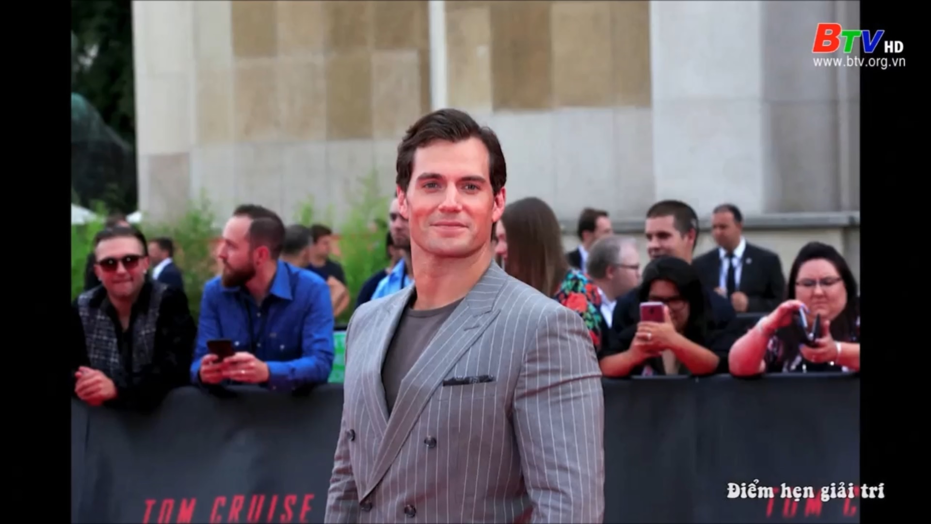 Lý do Henry Cavill rời The Witcher