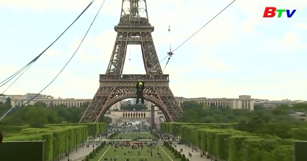 Ngoạn mục hành trình đu cáp treo từ tháp Eiffel