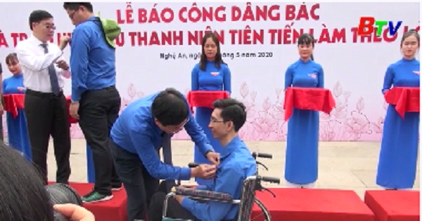 Trao huy hiệu thanh niên tiên tiến làm theo lời Bác