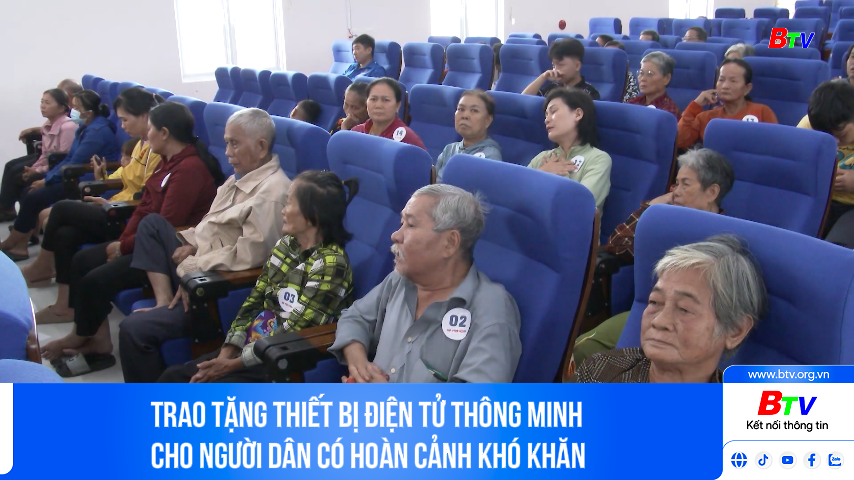 Trao tặng thiết bị điện tử thông minh cho người dân có hoàn cảnh khó khăn