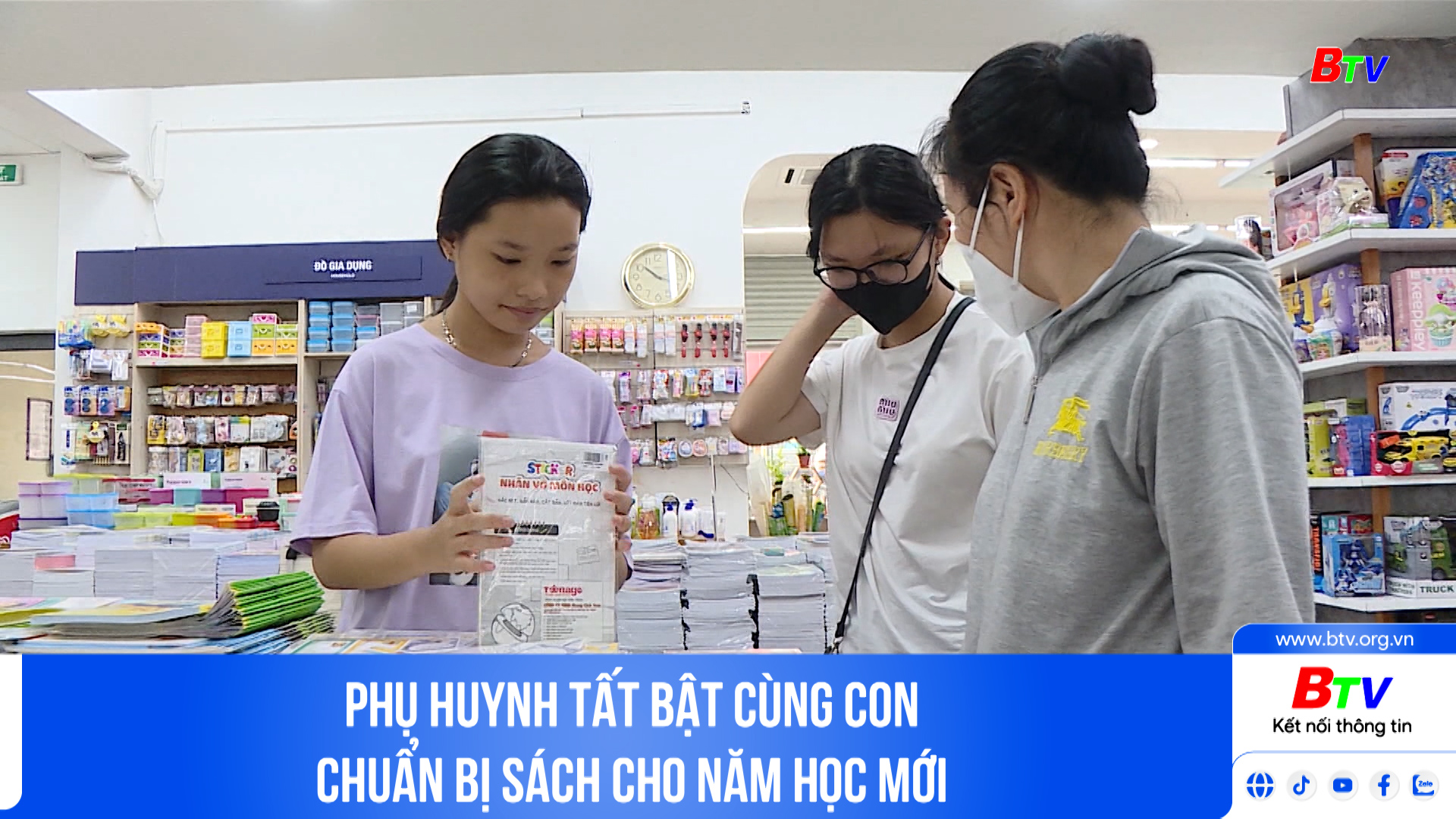 Phụ huynh tất bật cùng con chuẩn bị sách cho năm học mới